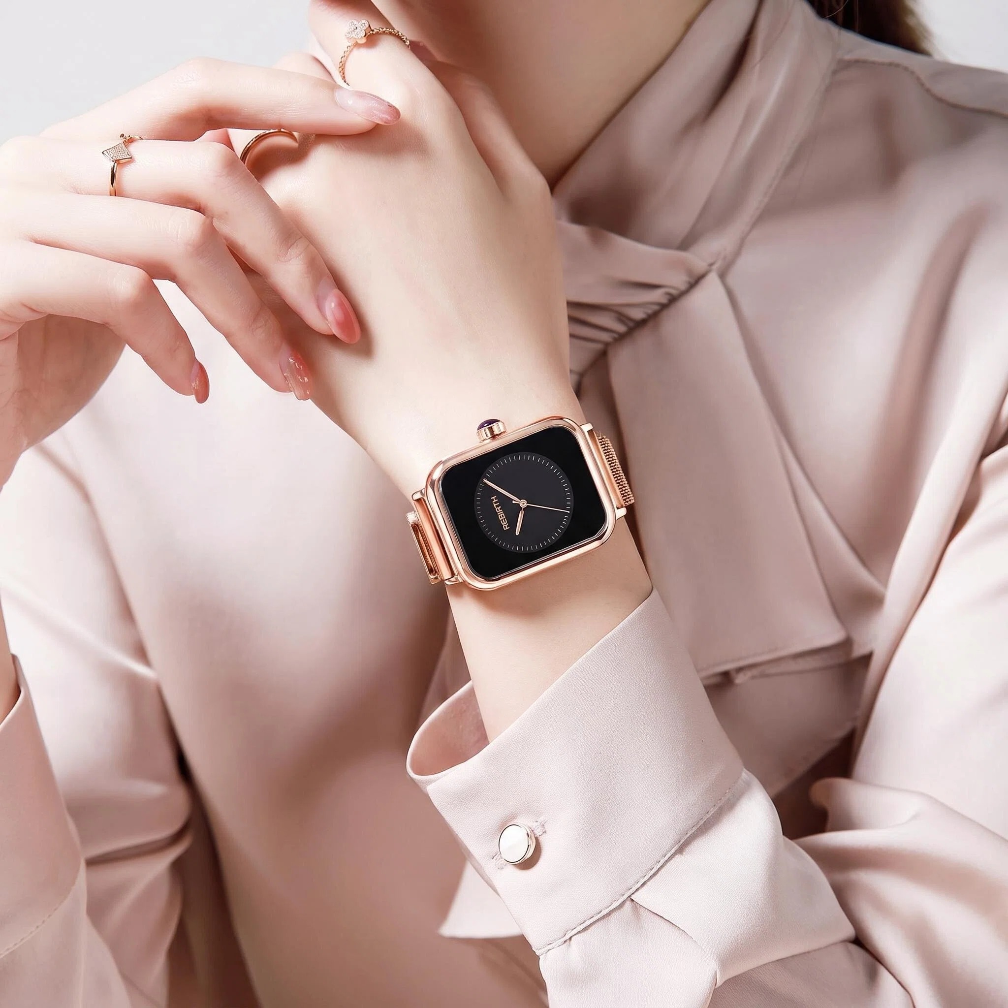 Luxuriöse Quadratische Damenuh – Luxury Watch Gold And Black Bewertung und Preis