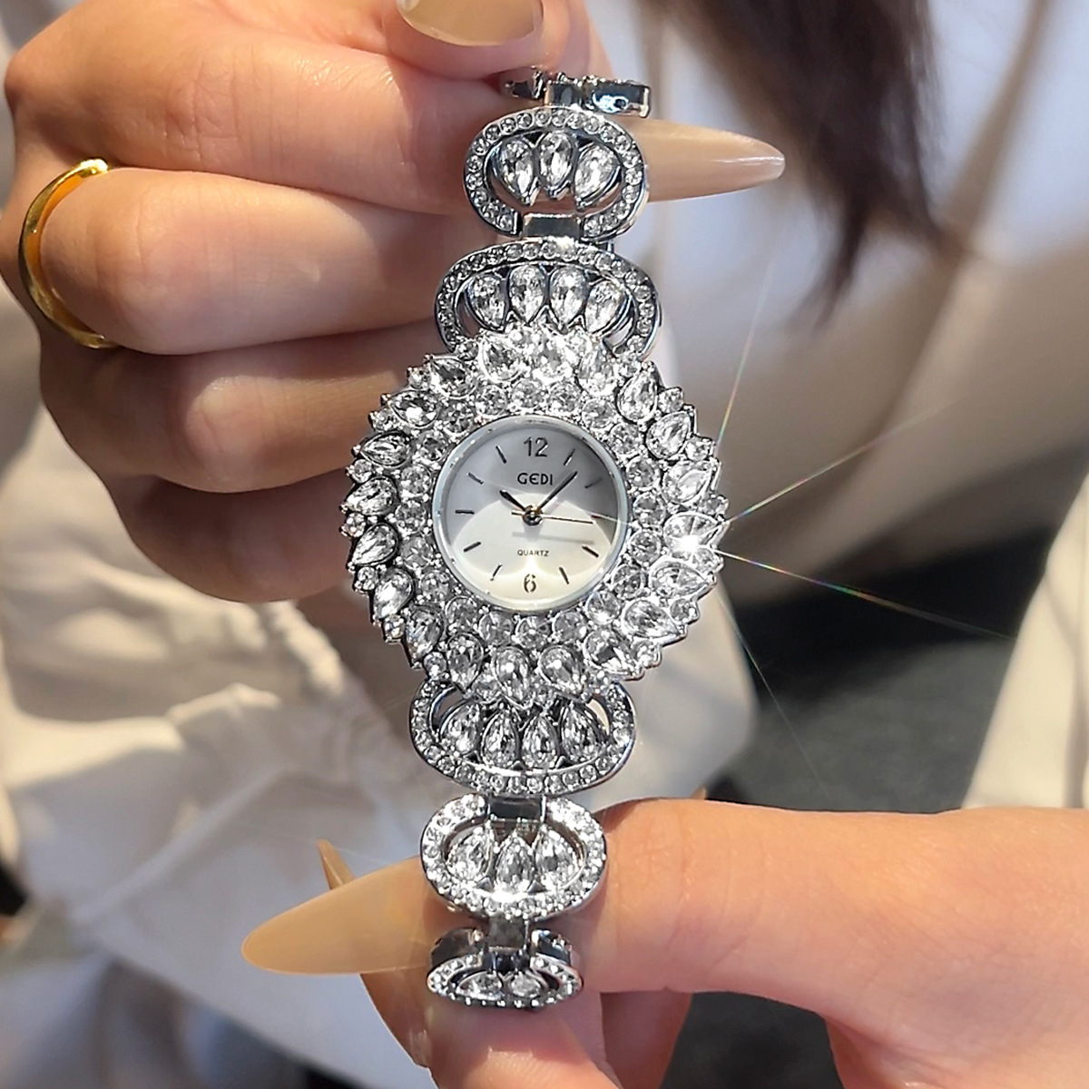 UTHAI CQ443 Modische Luxus-Arm – Luxury Watch Moon Phase Bewertung und Preis